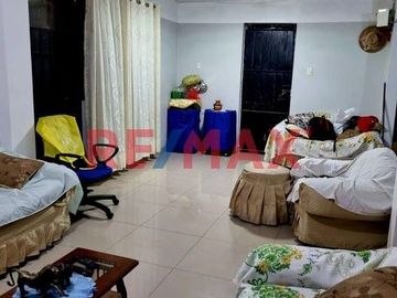 Casa En Venta En Los Olivos Frente A Parque