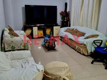 Casa En Venta En Los Olivos Frente A Parque