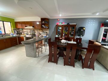 VENTA DE AMPLIA CASA EN RICAURTE