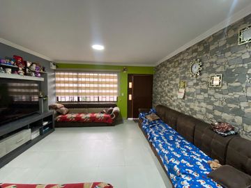 VENTA DE AMPLIA CASA EN RICAURTE