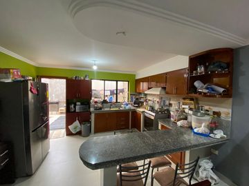 VENTA DE AMPLIA CASA EN RICAURTE