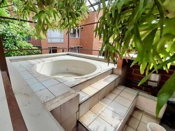 ¡OPORTUNIDAD! APARTAMENTO DÚPLEX EN EL POBLADO – MEDELLÍN