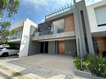 Casa en venta en Parque Veracruz, Lomas de Angelopolis, Puebla.