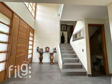 VENDO CÓMODA Y AMPLIA CASA EN LA REINA