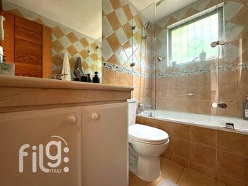 VENDO CÓMODA Y AMPLIA CASA EN LA REINA