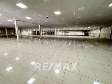 Venta De Local Comercial En Av Agenlica Gamarra 6,475M2 En Los Olivos
