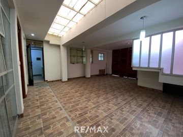 Venta Casa de 3 Pisos en Carabayllo, Sta. Isabel 283m2 de Construcción
