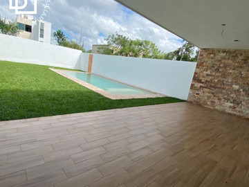 Casa en venta de 2 plantas con alberca lista entrega inmediata al Norte de Mérida