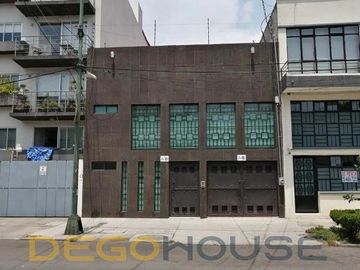 Casa con uso de suelo en venta en la Colonia del Valle Centro