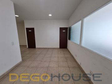 Casa con uso de suelo en venta en la Colonia del Valle Centro