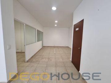 Casa con uso de suelo en venta en la Colonia del Valle Centro