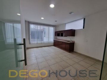 Casa con uso de suelo en venta en la Colonia del Valle Centro