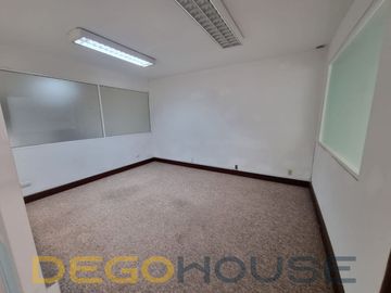 Casa con uso de suelo en venta en la Colonia del Valle Centro