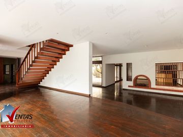 VENTA BELLA CASA FRENTE A PARQUE EN MIRAFLORES, CERCA A LA AV. BENAVIDES