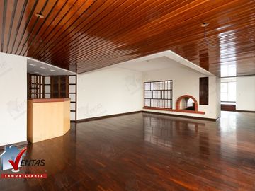 VENTA BELLA CASA FRENTE A PARQUE EN MIRAFLORES, CERCA A LA AV. BENAVIDES