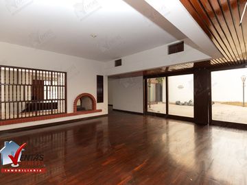 VENTA BELLA CASA FRENTE A PARQUE EN MIRAFLORES, CERCA A LA AV. BENAVIDES