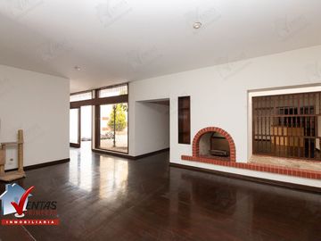 VENTA BELLA CASA FRENTE A PARQUE EN MIRAFLORES, CERCA A LA AV. BENAVIDES