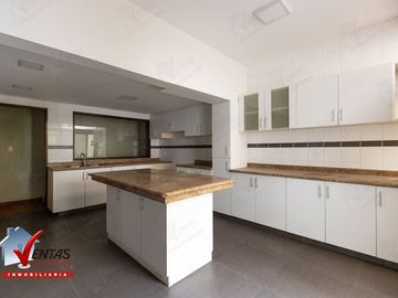 VENTA BELLA CASA FRENTE A PARQUE EN MIRAFLORES, CERCA A LA AV. BENAVIDES