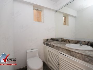VENTA BELLA CASA FRENTE A PARQUE EN MIRAFLORES, CERCA A LA AV. BENAVIDES