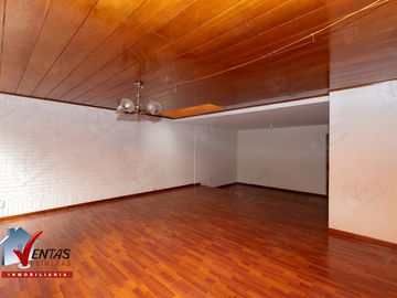 VENTA BELLA CASA FRENTE A PARQUE EN MIRAFLORES, CERCA A LA AV. BENAVIDES