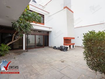 VENTA BELLA CASA FRENTE A PARQUE EN MIRAFLORES, CERCA A LA AV. BENAVIDES