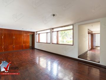 VENTA BELLA CASA FRENTE A PARQUE EN MIRAFLORES, CERCA A LA AV. BENAVIDES
