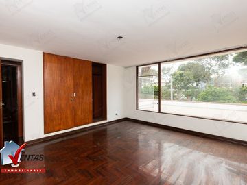 VENTA BELLA CASA FRENTE A PARQUE EN MIRAFLORES, CERCA A LA AV. BENAVIDES