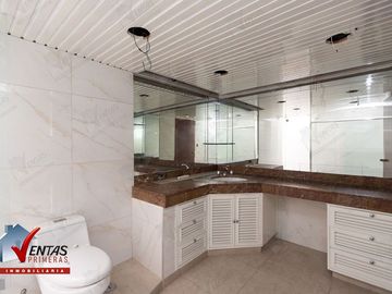 VENTA BELLA CASA FRENTE A PARQUE EN MIRAFLORES, CERCA A LA AV. BENAVIDES