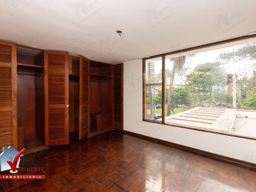 VENTA BELLA CASA FRENTE A PARQUE EN MIRAFLORES, CERCA A LA AV. BENAVIDES