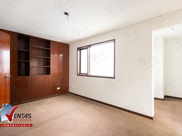 VENTA BELLA CASA FRENTE A PARQUE EN MIRAFLORES, CERCA A LA AV. BENAVIDES