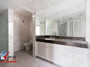 VENTA BELLA CASA FRENTE A PARQUE EN MIRAFLORES, CERCA A LA AV. BENAVIDES