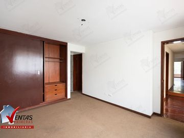 VENTA BELLA CASA FRENTE A PARQUE EN MIRAFLORES, CERCA A LA AV. BENAVIDES