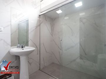 VENTA BELLA CASA FRENTE A PARQUE EN MIRAFLORES, CERCA A LA AV. BENAVIDES