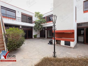 VENTA BELLA CASA FRENTE A PARQUE EN MIRAFLORES, CERCA A LA AV. BENAVIDES