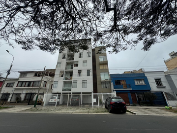 VENTA DEPARTAMENTO TRIPLEX EN ALBERTO ALEXANDER -  LINCE
