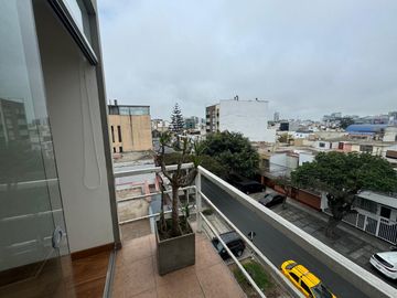 VENTA DEPARTAMENTO TRIPLEX EN ALBERTO ALEXANDER -  LINCE