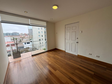 VENTA DEPARTAMENTO TRIPLEX EN ALBERTO ALEXANDER -  LINCE