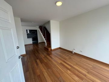 VENTA DEPARTAMENTO TRIPLEX EN ALBERTO ALEXANDER -  LINCE