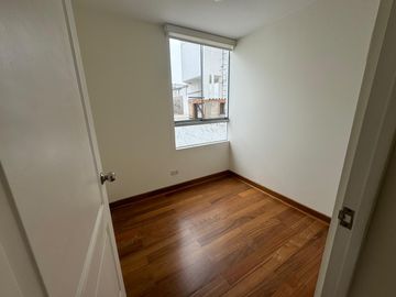 VENTA DEPARTAMENTO TRIPLEX EN ALBERTO ALEXANDER -  LINCE