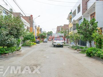 Se Vende Linda Casa Cerca A Parque Entre Av Tomas Valle Y Universitaria Smp