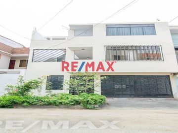 Se Vende Linda Casa Cerca A Parque Entre Av Tomas Valle Y Universitaria Smp