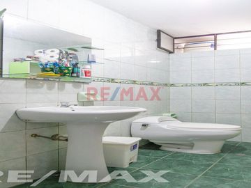 Se Vende Linda Casa Cerca A Parque Entre Av Tomas Valle Y Universitaria Smp