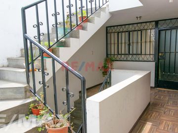 Se Vende Linda Casa Cerca A Parque Entre Av Tomas Valle Y Universitaria Smp