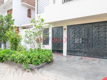 Se Vende Linda Casa Cerca A Parque Entre Av Tomas Valle Y Universitaria Smp