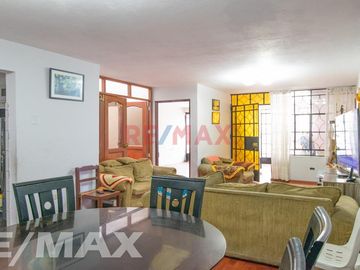Se Vende Linda Casa Cerca A Parque Entre Av Tomas Valle Y Universitaria Smp