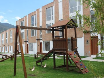 Casas Pomasqui, Bamboo Gardens, 3 pisos, con piscina, cancha, calle Marieta de Veintimilla