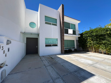 Casa recién remodelada en Cumbres del Lago