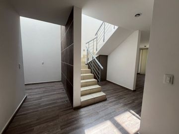 Casa recién remodelada en Cumbres del Lago