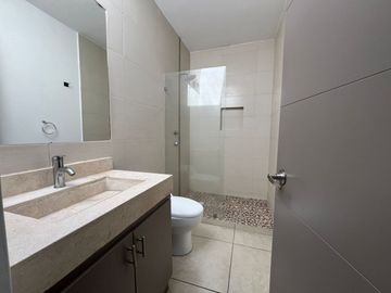 Casa recién remodelada en Cumbres del Lago