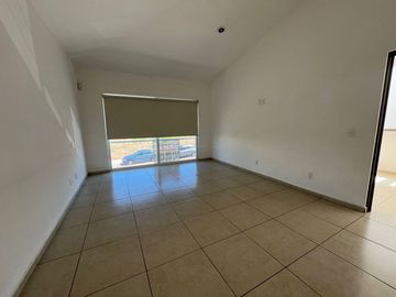 Casa recién remodelada en Cumbres del Lago